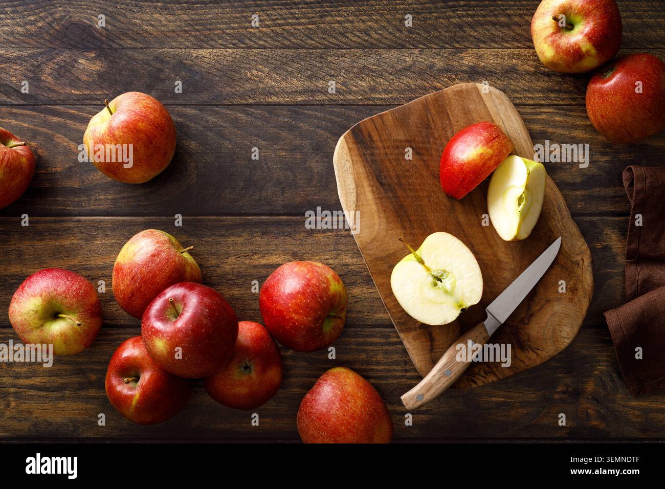 Apfel. Reife saftige rote Apfelfrüchte mit natürlichen Vitaminen und Antioxidantien, gesundes Essen, Draufsicht Stockfoto
