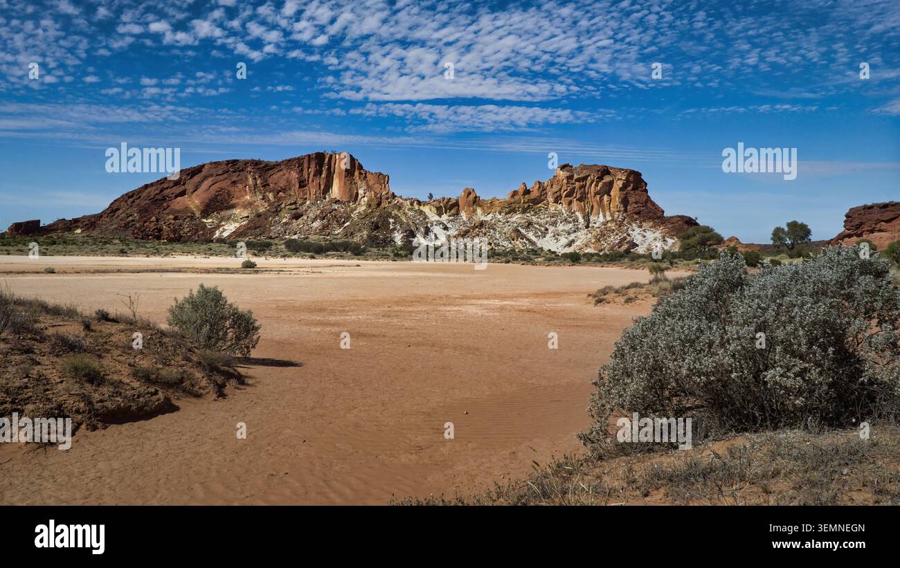 Die bunten Felsen des Rainbow Valley bestehen aus Sandsteinklippen und Klippen. Sie sind Teil der James Range südlich von Alice Springs, Australien Stockfoto