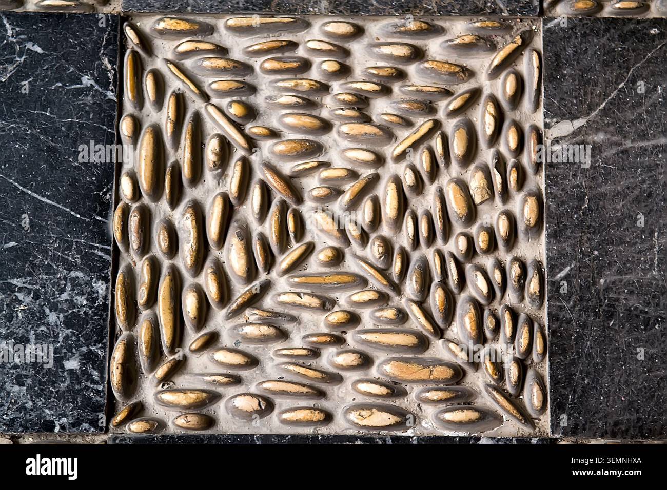 Gemusterter Bürgersteig im Park. Traditioneller Bürgersteig mit Kieselmosaik Stockfoto