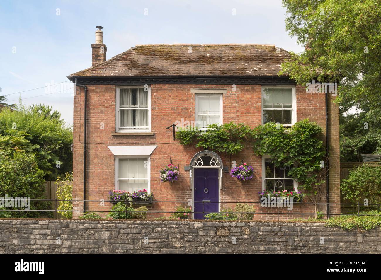 Das denkmalgeschützte Einfamilienhaus aus dem 18. Jahrhundert an der 77 North Street in Wareham, Dorset Stockfoto