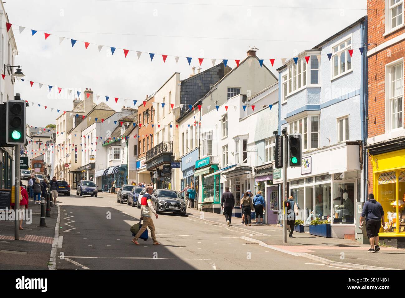 Leute laufen in der Broad Street, Lyme Regis Stadtzentrum, Dorset Stockfoto