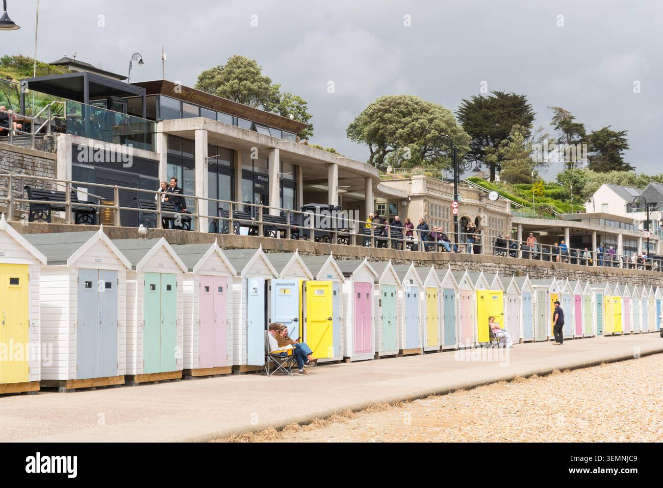 Eine Reihe farbenfroher Strandhütten in Lyme Regis, Dorset Stockfoto