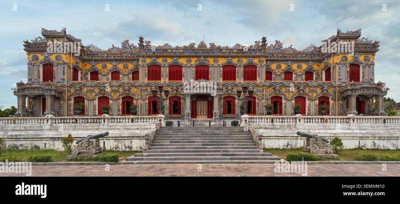 Reich Geschmückter Kien Trung Palast, Kaiserstadt, Hue, Vietnam. Komplexe traditionelle Architektur mit leuchtend gelben Wänden, roten Rollläden und dekorativem Dach Stockfoto