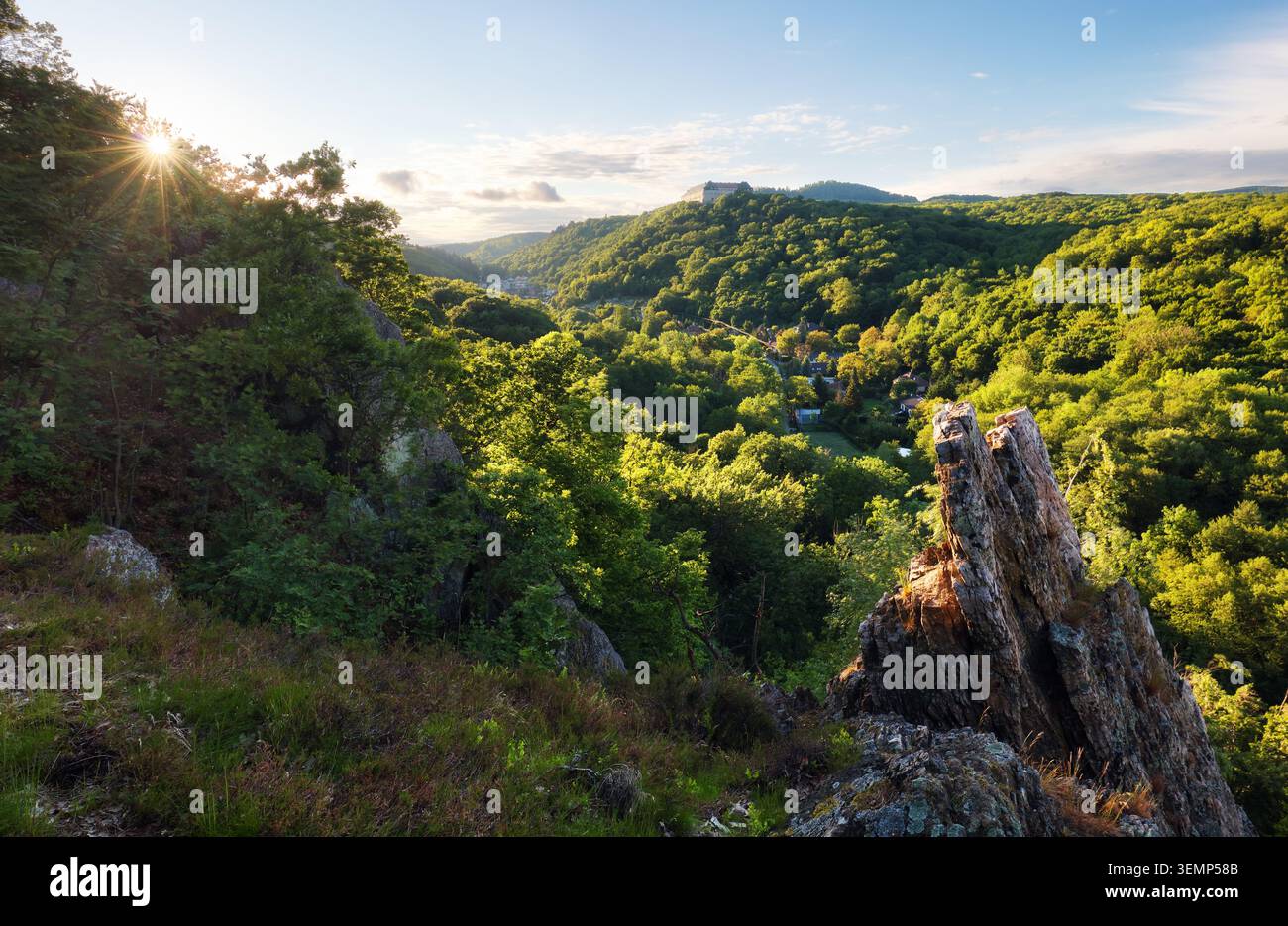 Panorama-Landschaft mit Frühlingsgrüner Wald in der Slowakei in der Nähe der Burg Cerveny Kamen Stockfoto