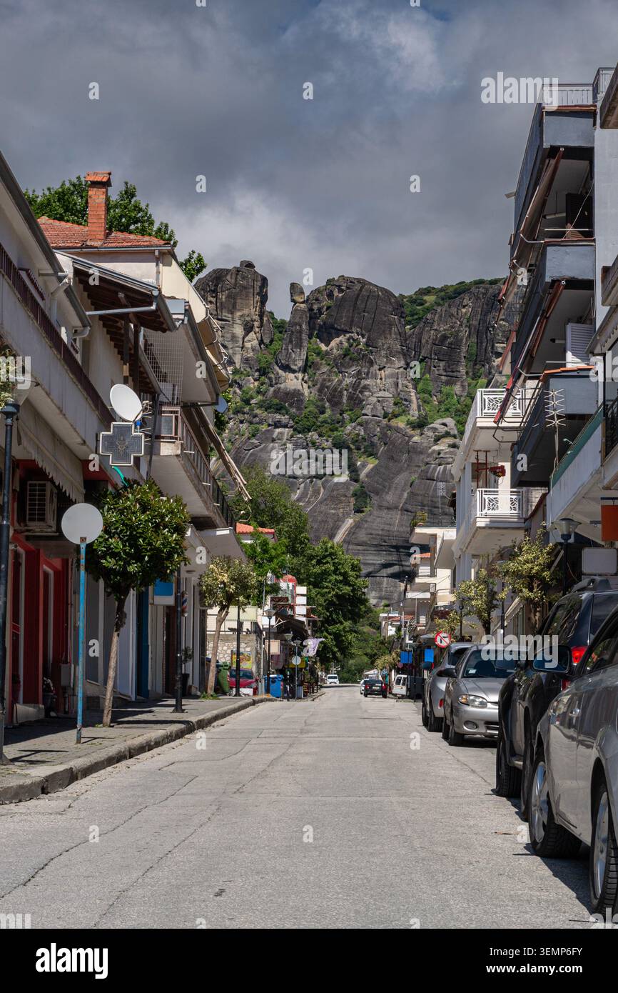 Straßenblick in Richtung Meteora-Felsformationen in Kalambaka, Griechenland Stockfoto