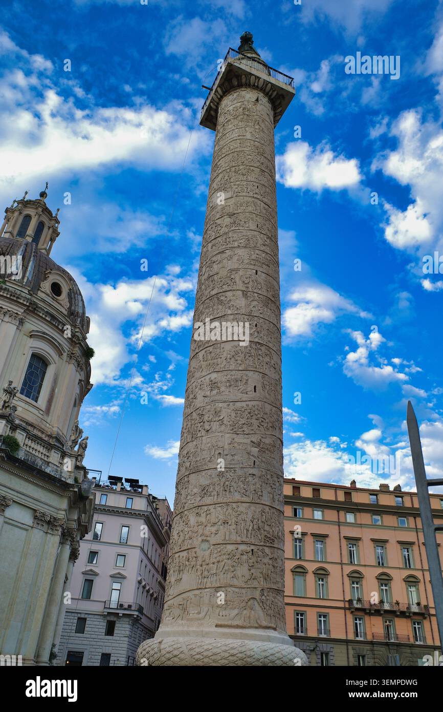 Flachwinkelansicht der Trajanssäule in Rom, Italien Stockfoto