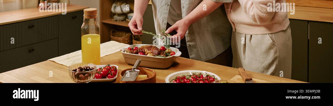 Kopfzeile für Kochen und Servieren von Sonntagsessen Stockfoto