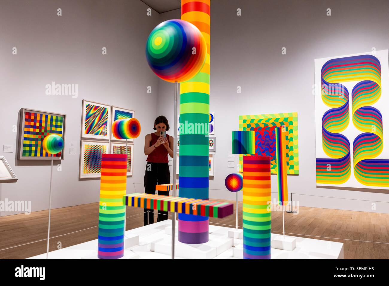 LONDON, ENGLAND. Juni 2026. Kunstwerke des argentinischen Künstlers Julio Le Parc; LICHT. FARBE. ACTION im Tate Modern in London. Stockfoto