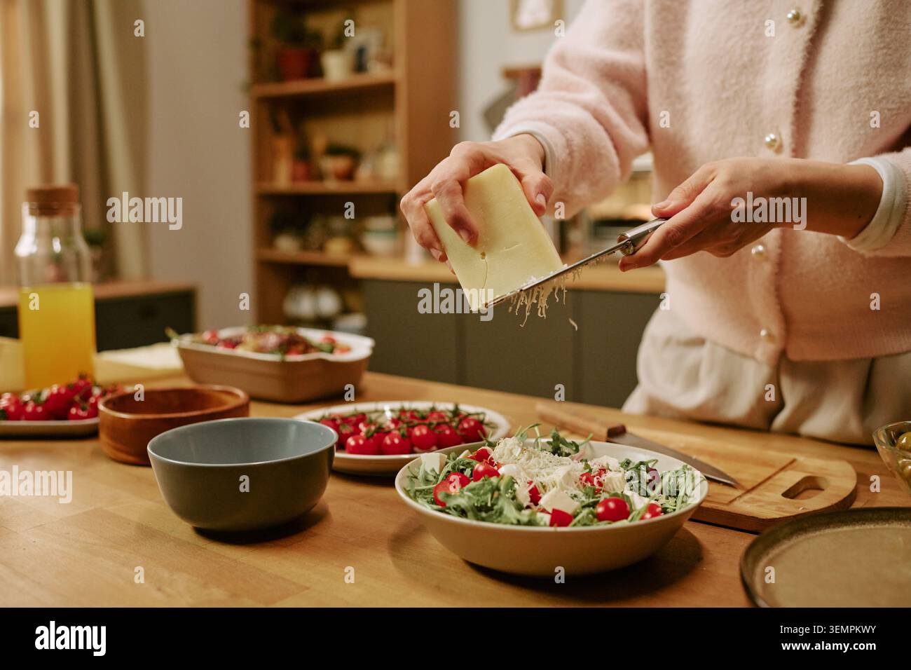 Frau, die zu Hause einen Sonntagssalat für die Familie zubereitet Stockfoto