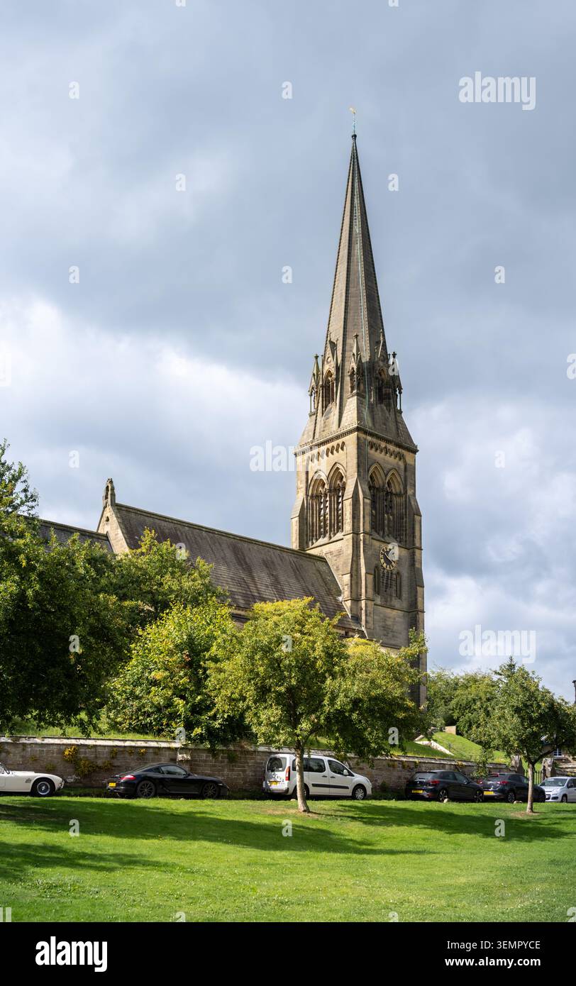 Eine Landschaftsaufnahme im mittleren Bereich mit Schwerpunkt auf dem Kirchhof, der sich vom Rand des Dorfes erhebt Stockfoto