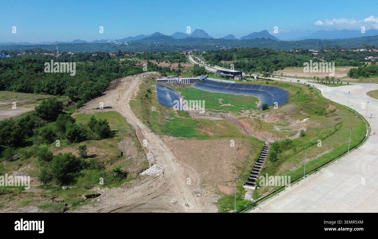 Luftaufnahme eines Rückhalteteichs für die Wasserwirtschaft auf einer Großbaustelle, industrielle Entwicklung in Indonesien. Stockfoto