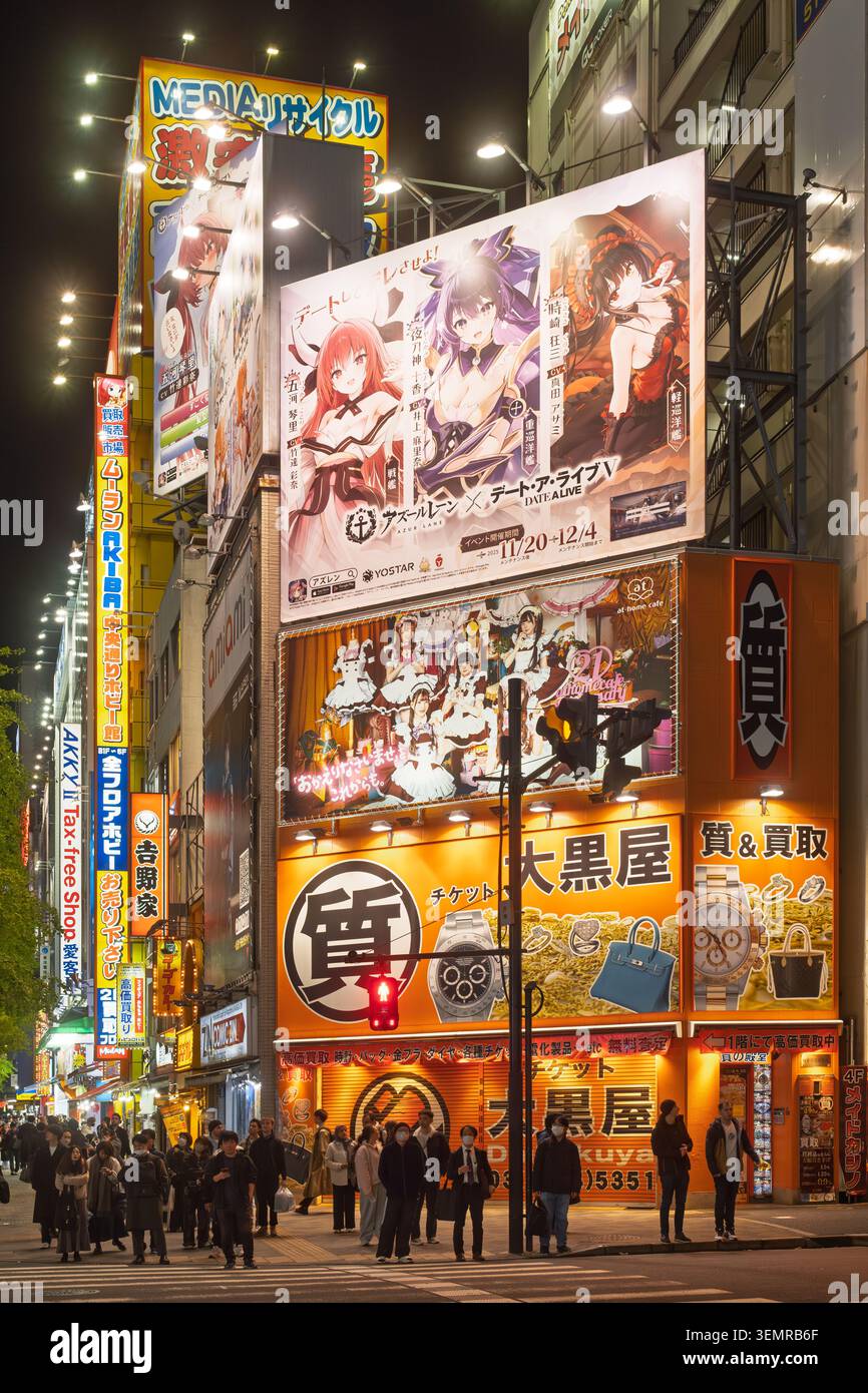 Blick aus einem Hochwinkel auf eine belebte Straße bei Nacht, gesäumt von riesigen riesigen, majestätischen Anime- und Gaming-Werbetafeln, Akihabara, Tokio, Japan Stockfoto
