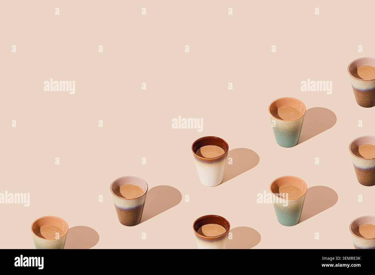 Trendiges Kaffeemuster auf hellem cremefarbenen Hintergrund mit Kopierraum. Minimales kreatives Kaffeekonzept. Kaffeetassen ästhetisch. Stockfoto