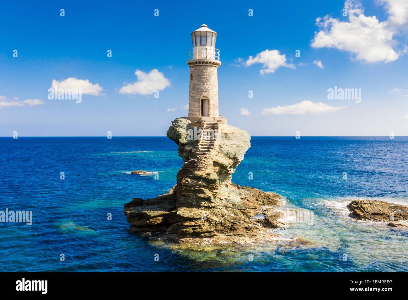 Die schönen Leuchtturm Tourlitis von Chora in der Nacht. Insel Andros, Kykladen, Griechenland Stockfoto