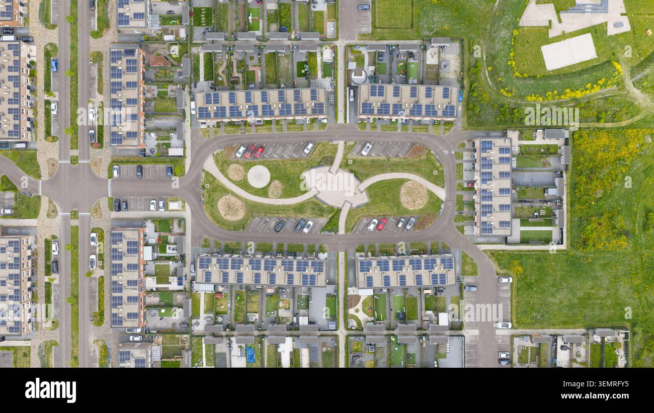 Blick aus der Vogelperspektive auf das Wohnviertel Nobelhorst mit modernen Häusern mit Solarpaneelen auf Dächern und grünen Gemeinschaftsräumen in Almere, Flevolan Stockfoto
