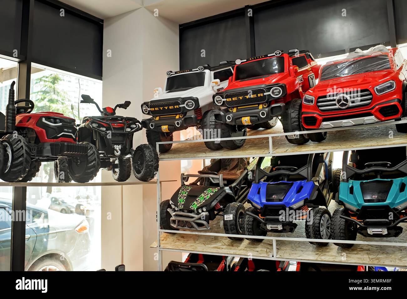 Batumi, Georgia - 3. Juni 2026: Spielzeugtheke mit batteriebetriebenen Elektrofahrzeugen für Kinder, die Mercedes-Benz und Jeep nachbilden. Stockfoto