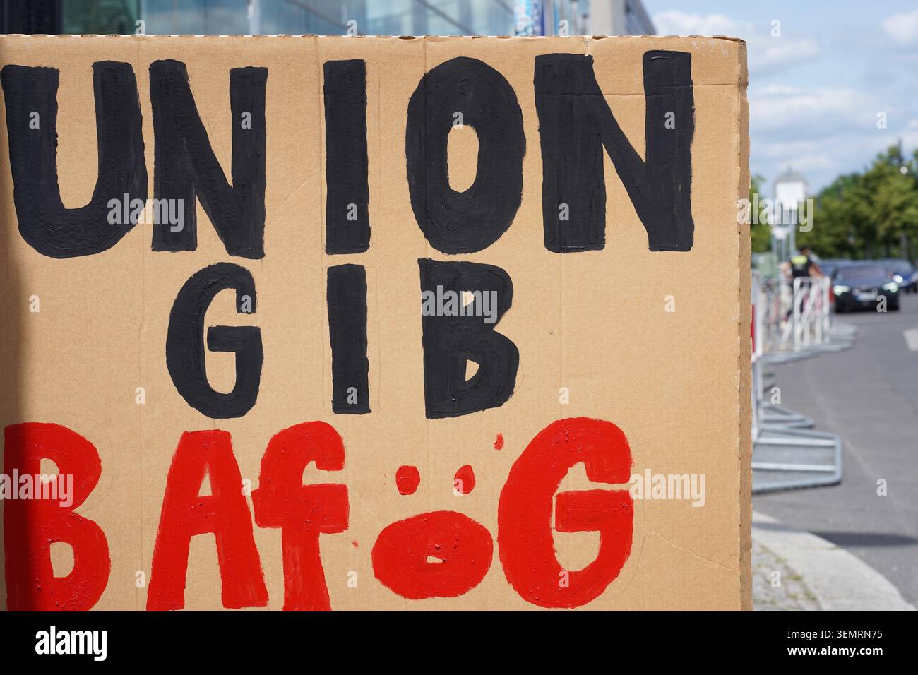 Berlin, Deutschland - Juni 2026: Nahaufnahme des Protestzeichens 'Union gib BAföG' bei der CDU-Hauptsitzdemonstration gegen den Zusammenbruch der BAföG-Reform. Stockfoto