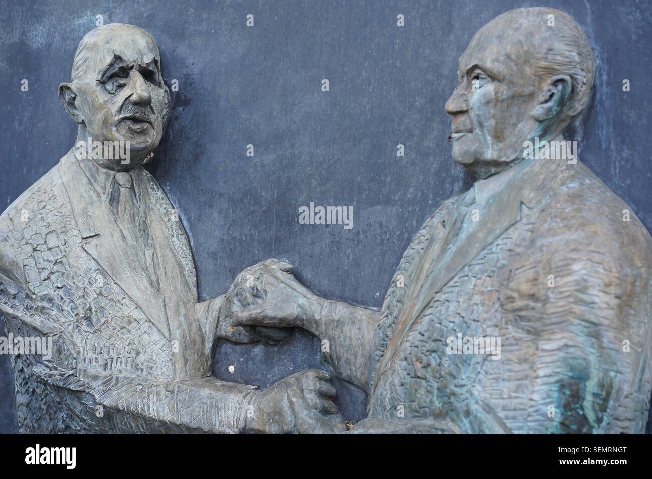 Berlin, Deutschland - 8. Juni 2026: Bronze-Relief-Nahaufnahme von Charles de Gaulle und Konrad Adenauer beim Elysee-Vertragsdenkmal. Stockfoto