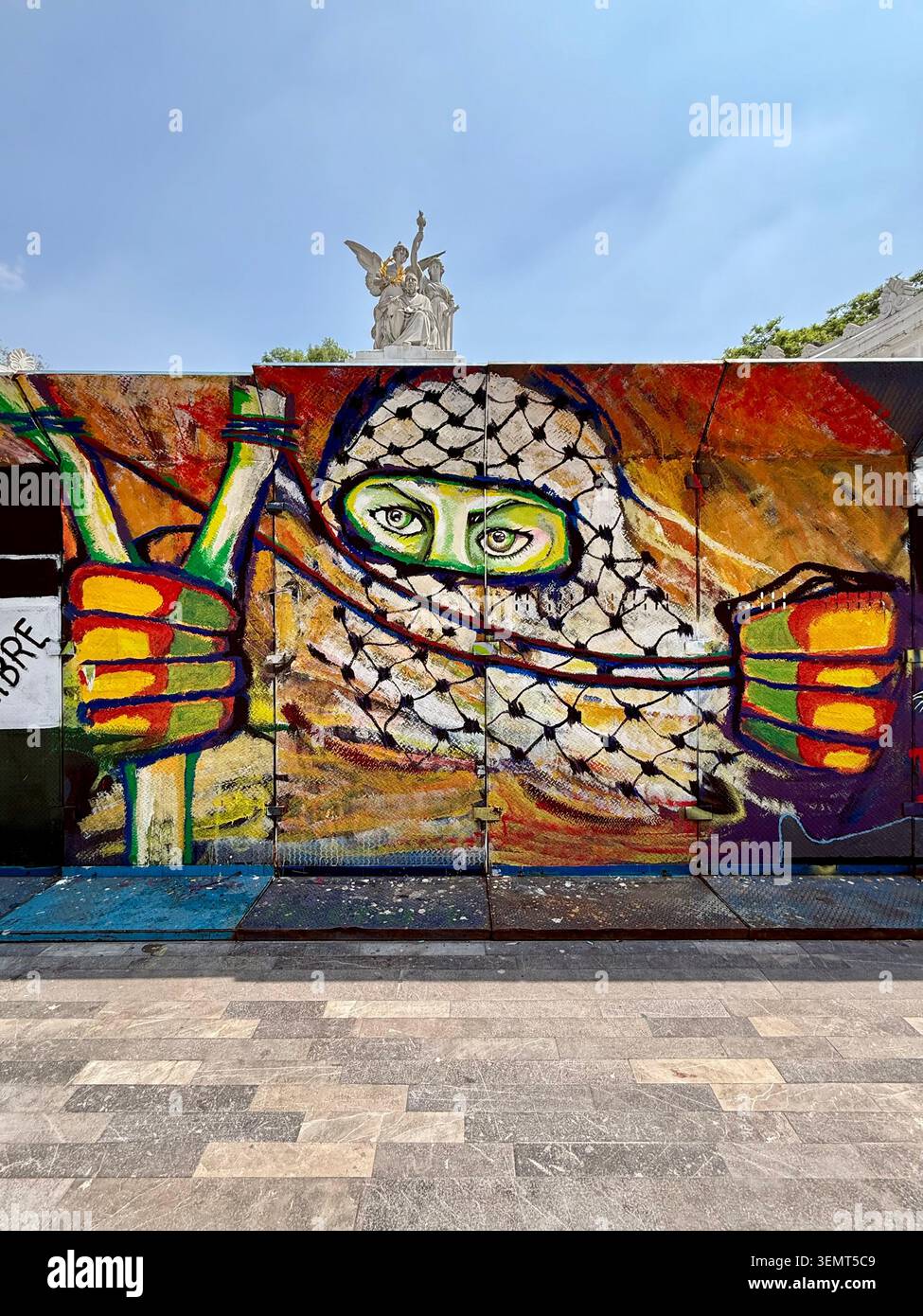 Pro-palästinensische Straßenkunst, die eine Person in einem Keffiyeh in der Innenstadt von Mexiko-Stadt, nahe der Avenida Juárez und Alameda Central, Mexiko, darstellt. Stockfoto