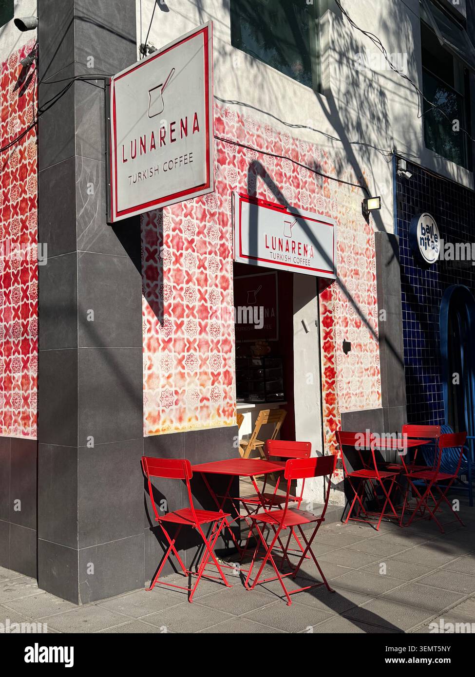 Lunarena türkisches Café mit roten Tischen im Freien an einer schattigen Straße in Roma Norte, Mexiko-Stadt. Stockfoto