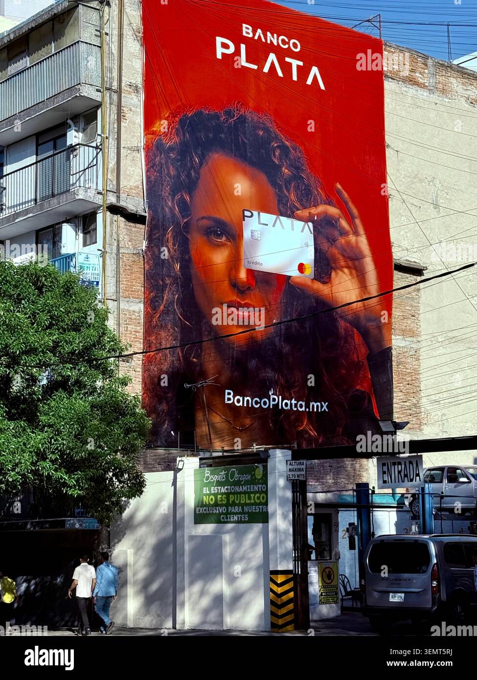 Die große Banco Plata-Werbung deckt die Seite eines Gebäudes in Roma Norte, Mexiko-Stadt, ab und reflektiert Fintech-Marketing, Verbraucherfinanzierung und Globalisierung Stockfoto