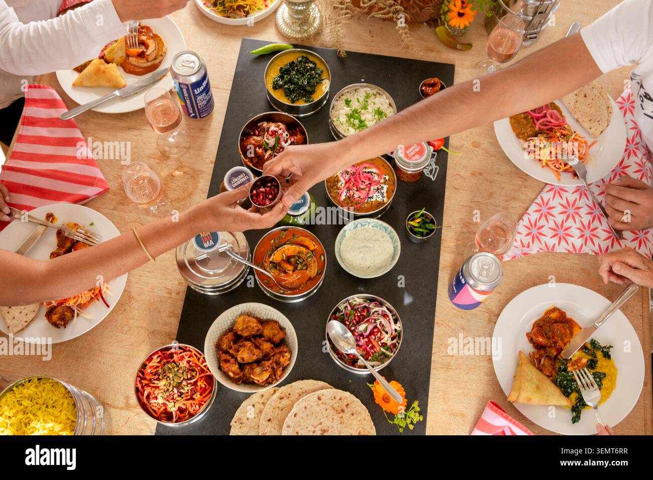 Köstliches indisches fest, das bei einem lebhaften Treffen unter Freunden geteilt wird Stockfoto