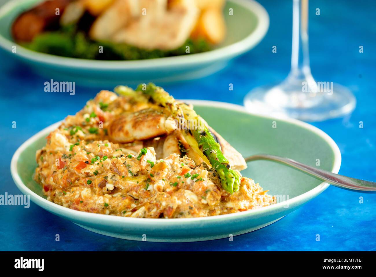 Köstliches Gericht mit cremigem Risotto mit gegrilltem Huhn und Spargel, die wunderschön garniert werden Stockfoto