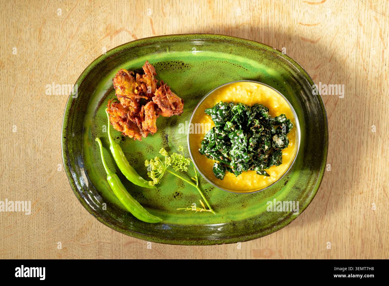 Genießen Sie traditionelle indische Aromen mit lebhaften Tagesgerichten Stockfoto