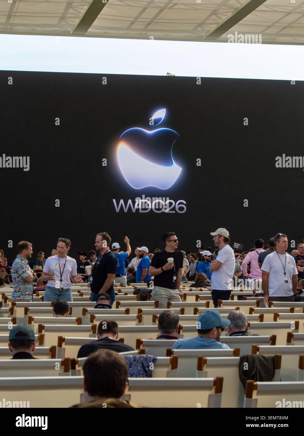 Cupertino, USA. Juni 2026. Das Apple-Logo ist auf der WWDC-Entwicklerkonferenz zu sehen. Die Teilnehmer der Entwicklerkonferenz stehen davor. Anrede: Andrej Sokolow/dpa/Alamy Live News Stockfoto