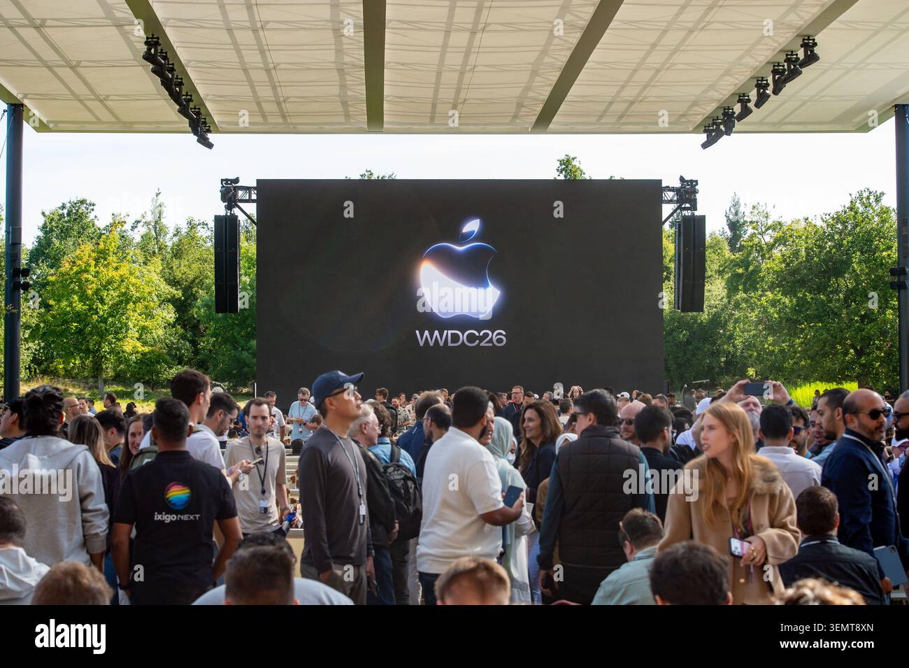 Cupertino, USA. Juni 2026. Das Apple-Logo ist auf der WWDC-Entwicklerkonferenz zu sehen. Die Teilnehmer der Entwicklerkonferenz stehen davor. Anrede: Andrej Sokolow/dpa/Alamy Live News Stockfoto