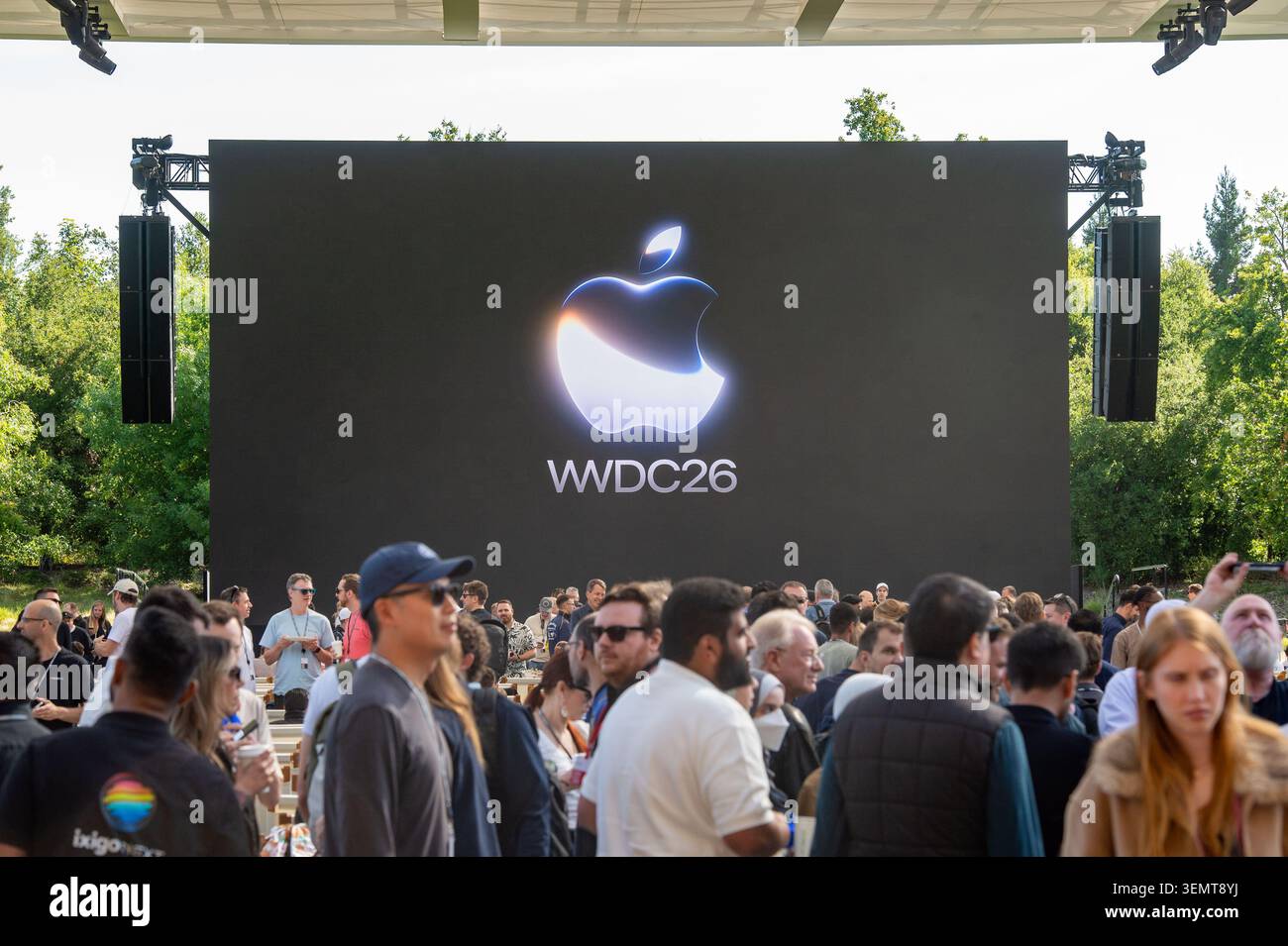 Cupertino, USA. Juni 2026. Das Apple-Logo ist auf der WWDC-Entwicklerkonferenz zu sehen. Die Teilnehmer der Entwicklerkonferenz stehen davor. Anrede: Andrej Sokolow/dpa/Alamy Live News Stockfoto