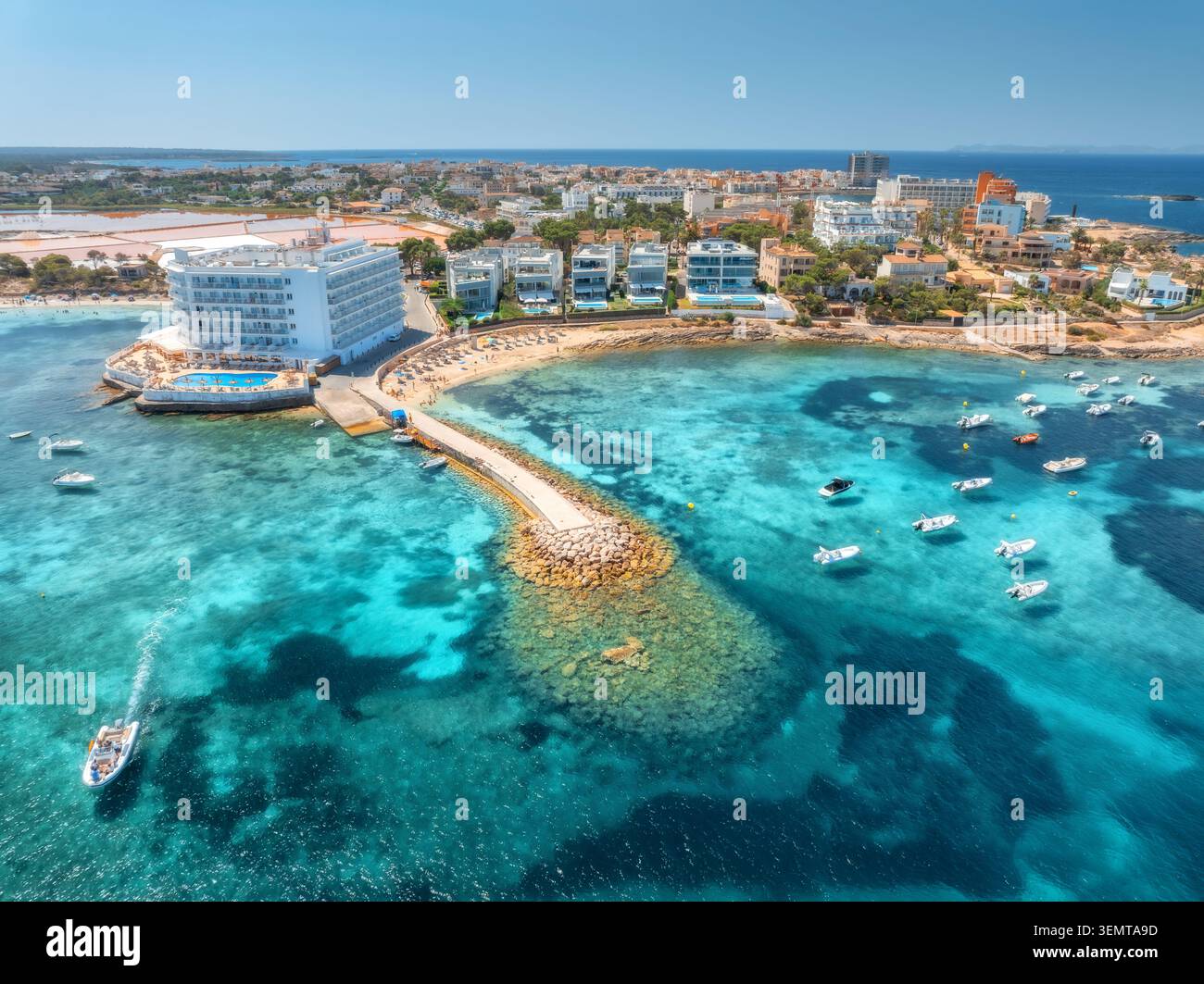 Blick aus der Vogelperspektive auf Resort, Steinpier, Boote und Yachten, Sandstrand Stockfoto