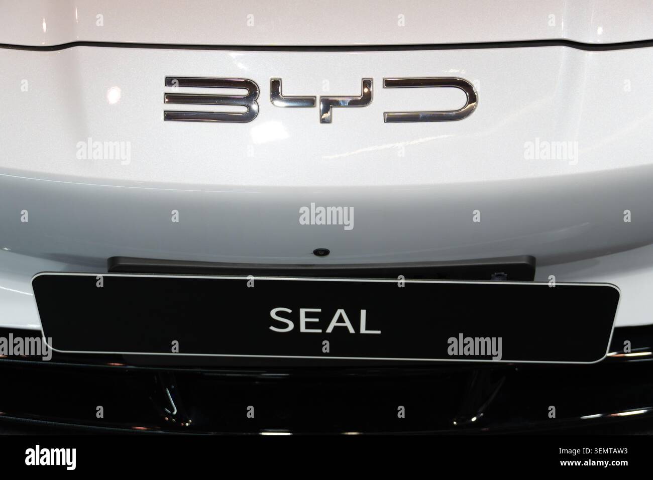 Nahaufnahme des BYD Seal EV-Logos und des Modellschilds auf der ECAR-Messe 2026 Stockfoto