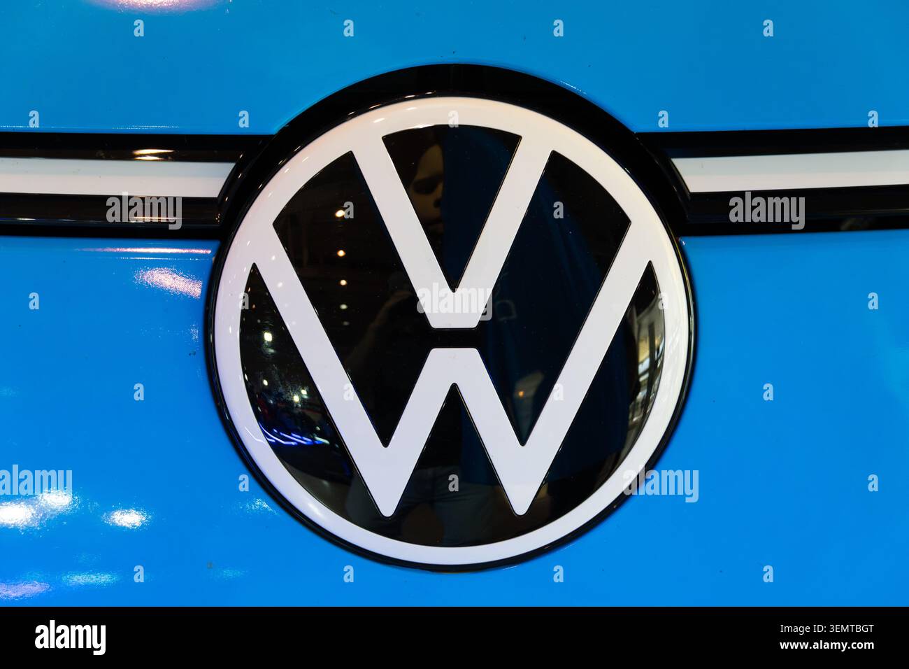 Nahaufnahme des blauen VW EV-Frontlogos und Kühlergrills auf der ECAR-Messe 2026 Stockfoto