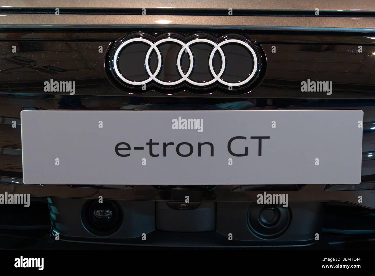 Audi e-tron GT Front beleuchtete vier Ringe Logo Nahaufnahme auf der ECAR Show 2026 Stockfoto