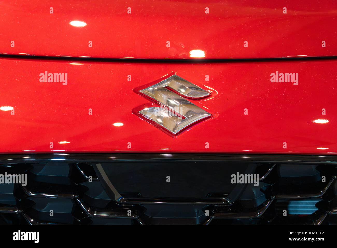 Suzuki Red E-Auto-Emblem Nahaufnahme auf der ECAR Show 2026 Stockfoto