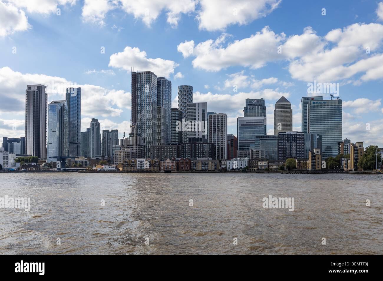 Blick auf die Skyline von Canary Wharf über die Themse. London, UK, 5. Oktober 2024 Stockfoto