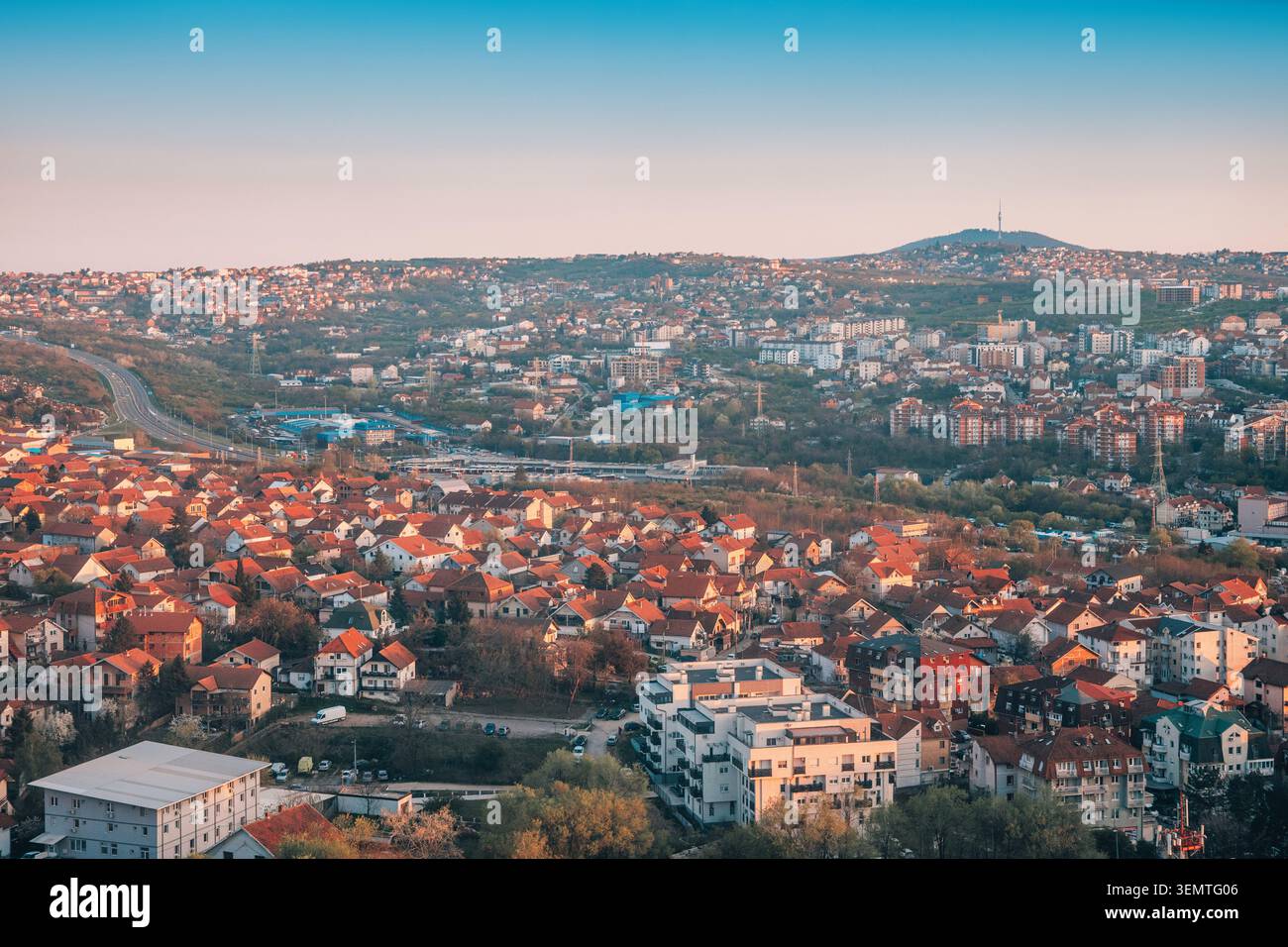 Belgrader Stadtlandschaft in der Abenddämmerung mit Wohngebäuden und Avala-Turm auf einem Hügel, Serbien, Balkanregion Stockfoto