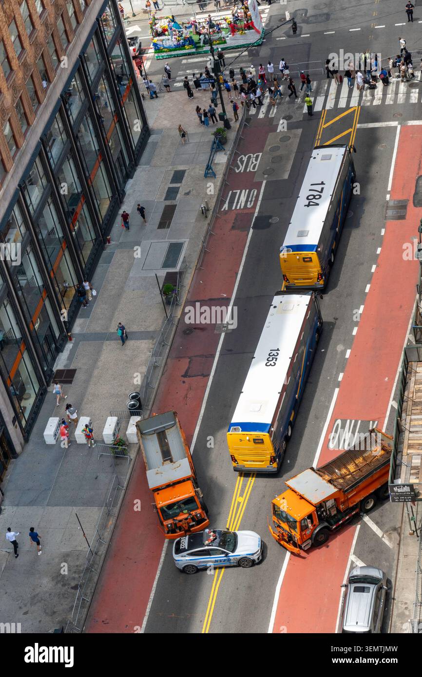 Außergewöhnliche Sicherheitsmaßnahmen des NYPD werden von Fahrzeugen ergriffen, die Straßen für jede Parade blockieren, 2026, New York City, USA Stockfoto