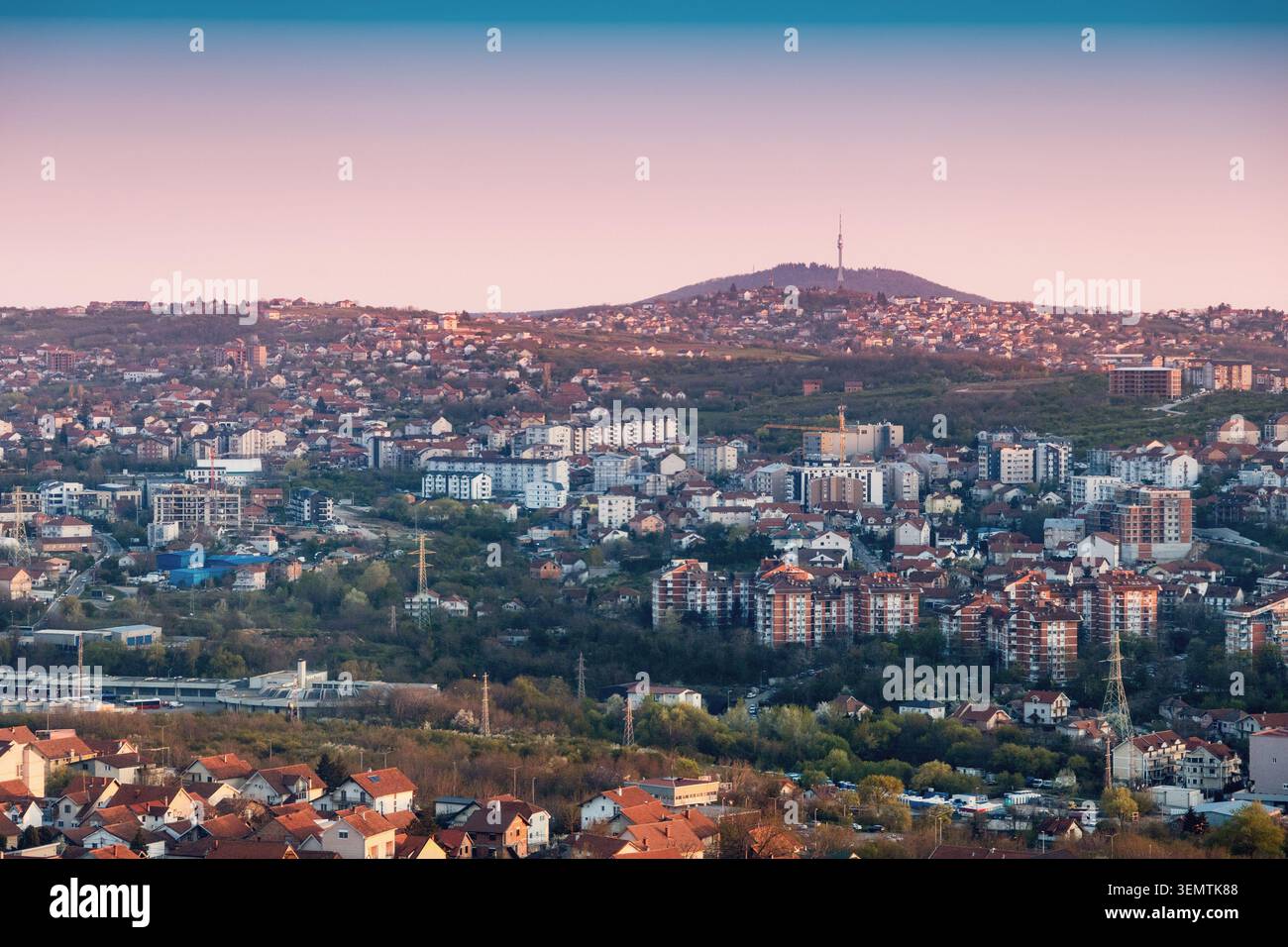 Belgrader Stadtlandschaft in der Abenddämmerung mit Wohngebäuden und Avala-Turm auf einem Hügel, Serbien, Balkanregion Stockfoto