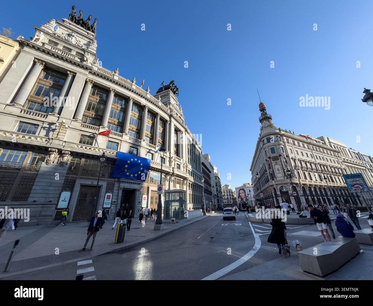 Calle de Alcala, Palacio de la Equitativa, Four Seasons Hotel und ehemalige Banco Bilbao Vizcaya Argentaria, Madrid - Smartphone-aufgenommenes Stockfoto