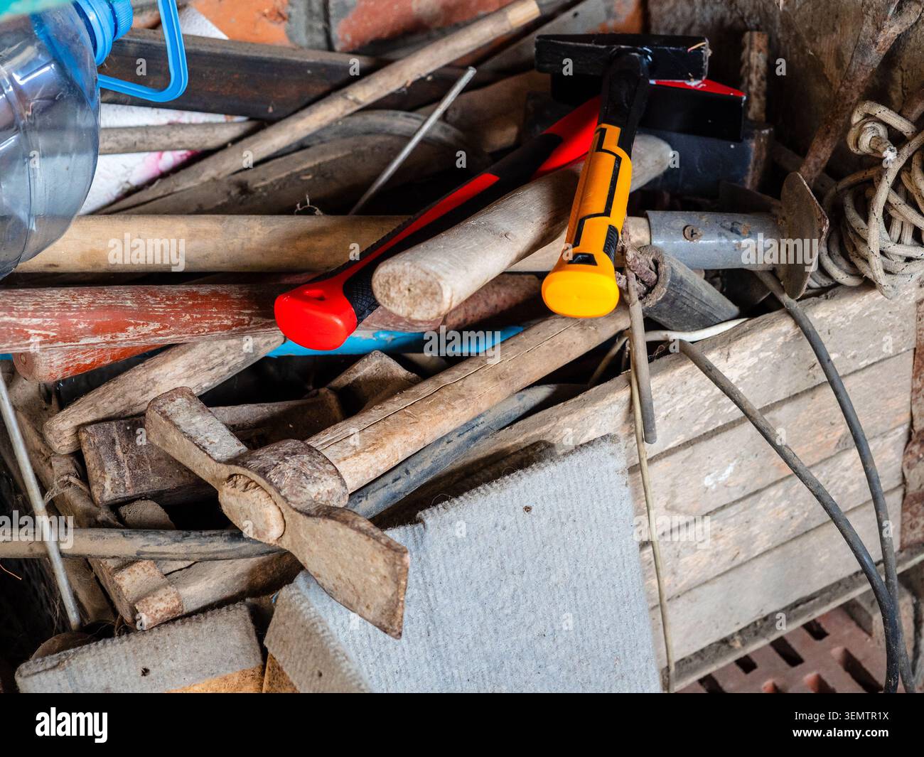 Alte und neue Bau- und Gartenwerkzeuge Nahaufnahme in Holzkiste in Dorfscheune Stockfoto