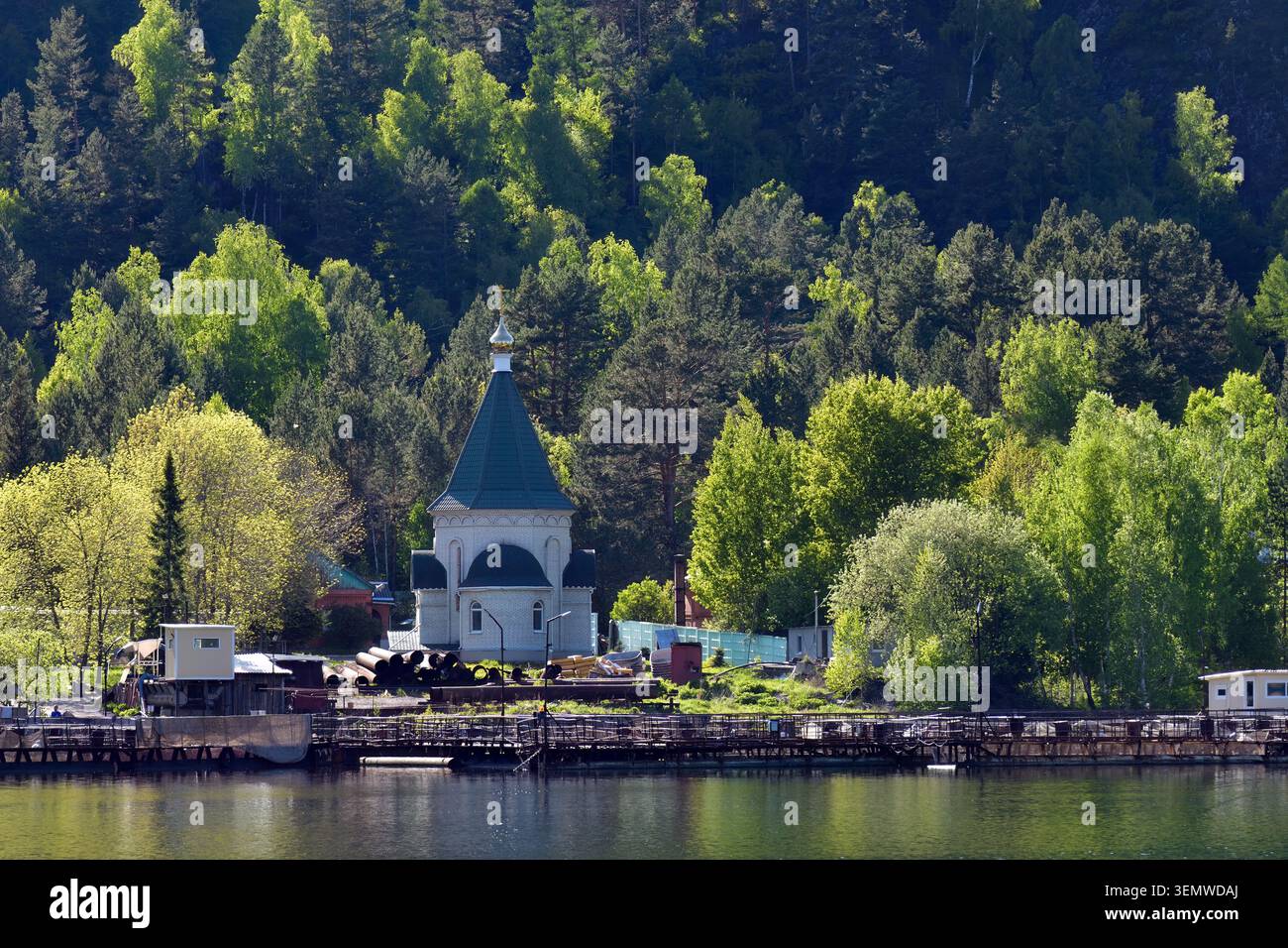 Fischfarm und Kapelle. Die Landschaft des Mainskoje-Reservoir ist ein künstliches Reservoir am Jenisei-Fluss in Khakassia, Russland Stockfoto