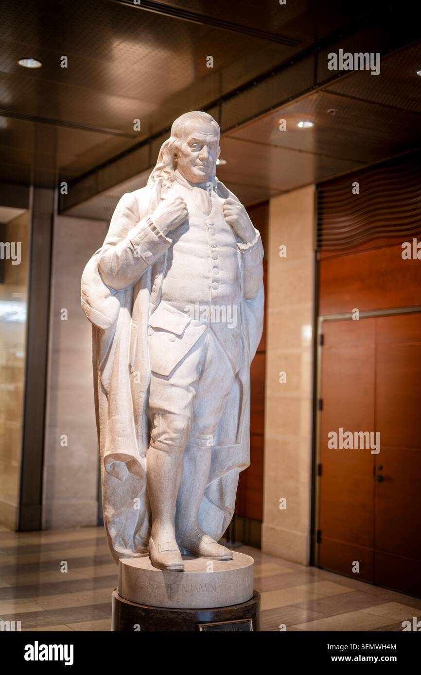 Benjamin Franklin Marmorstatue Ganzkörper Nationales Postmuseum Washington DC | WASHINGTON — Eine Ganzkörper-Marmorstatue von Benjamin Franklin von William Zorach steht in der Lobby des Smithsonian National Postal Museum in Washington, D.C., als Leihgabe des General Services Administration Fine Arts Program. Der Sockel identifiziert Franklin als Generalpostmeister für Kolonial-Nordamerika von 1755 bis 1774, die Position, von der aus er das Kommunikationsnetzwerk organisierte, auf das sich die Kolonien später verließen. Das Museum befindet sich im Beaux-Arts-Gebäude des ehemaligen Stadtpostamts neben dem Union Station an der Cap Stockfoto