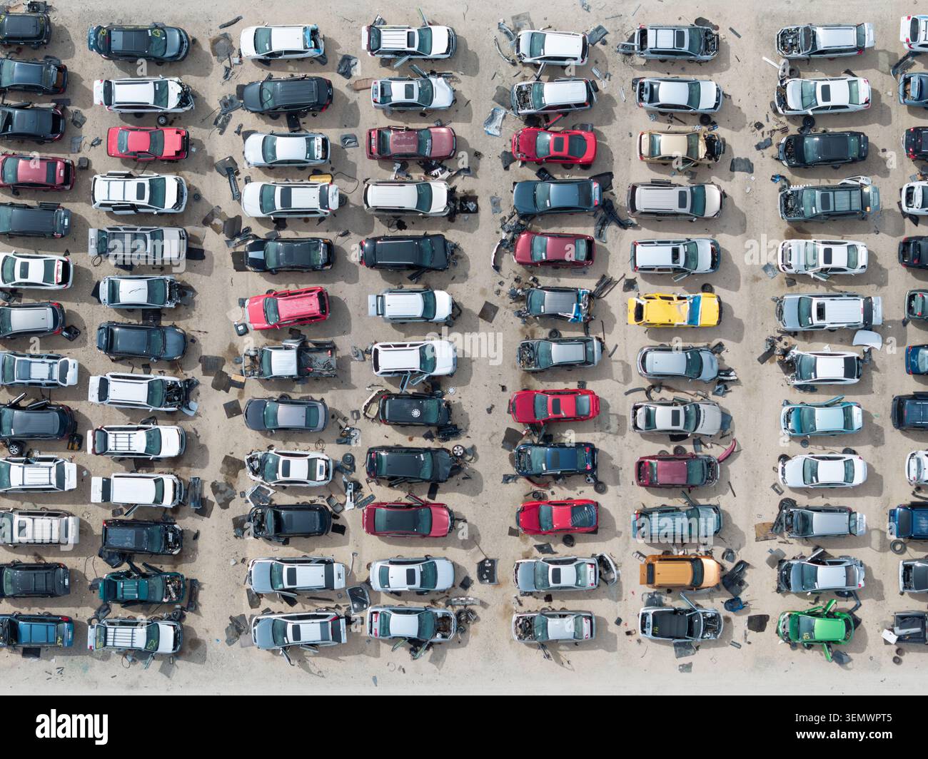Top-Down-Schuss erfasst zahlreiche verschrottete Autos auf einem Schrottplatz Stockfoto