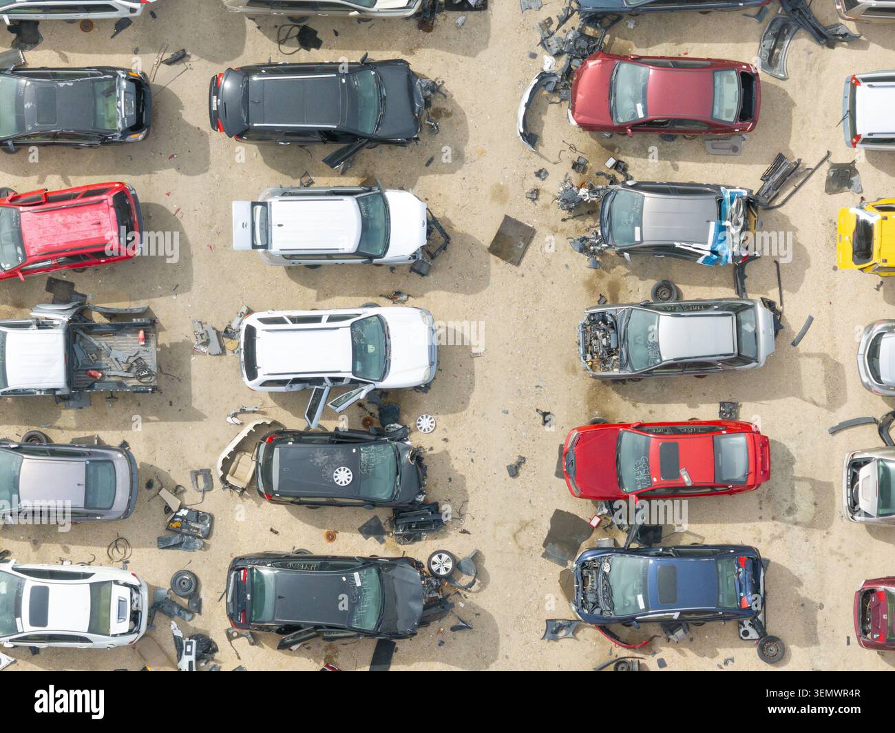 Schuss von einem Auto-Schrottplatz mit kaputten Fahrzeugen Stockfoto
