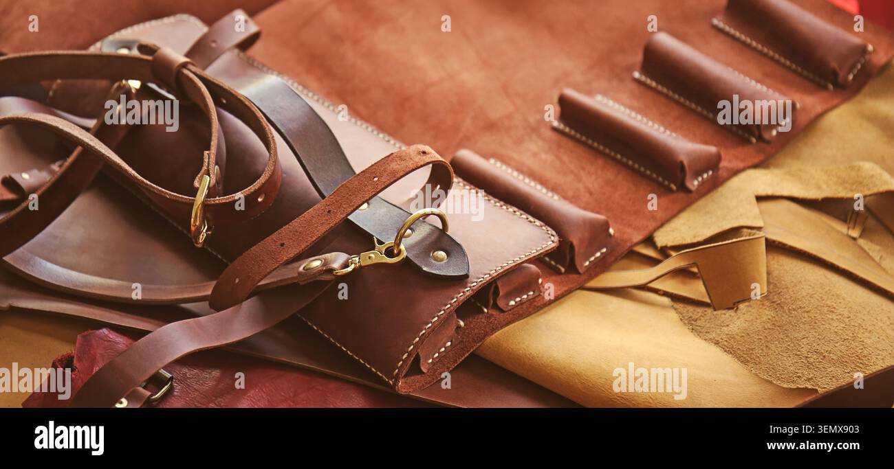 Handgefertigte Lederwaren und -Materialien handwerkliche Handwerkskunst haltbare Naturlederprodukte Modeaccessoires Produktion Stockfoto