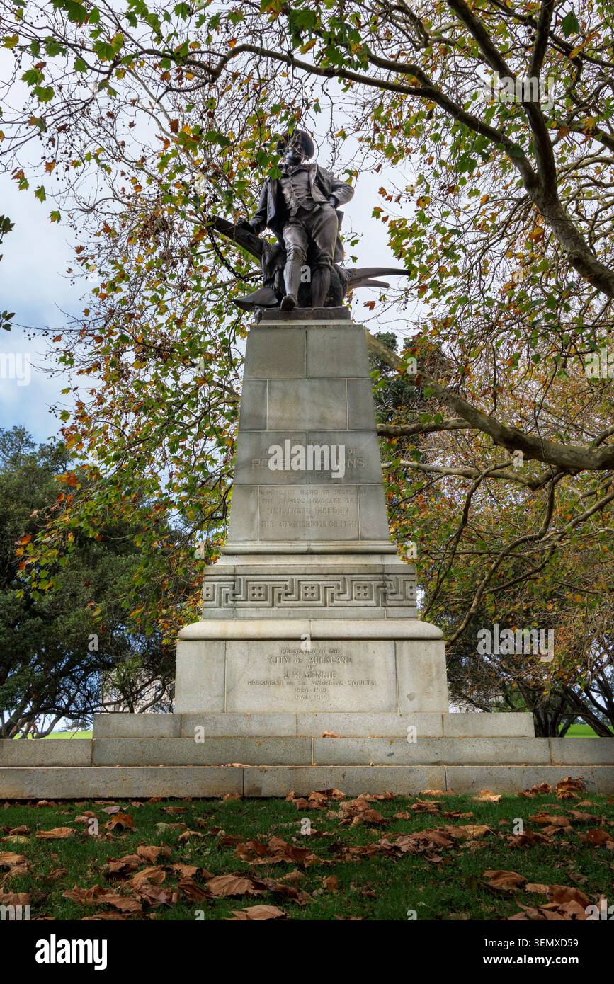 Bronzestatue des schottischen Dichters Robert Burns auf Steinsockel inmitten von Herbstblättern, Auckland Domain Stockfoto