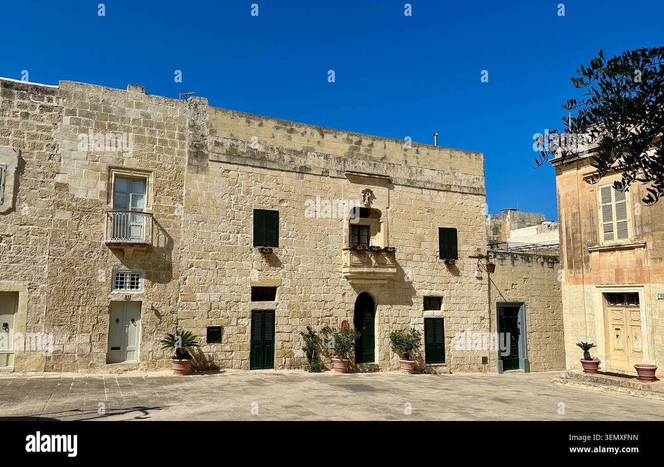 Ein traditionelles maltesisches Kalksteingebäude mit grünen Fensterläden, Malta. - Smartphone-aufgenommenes Stockfoto
