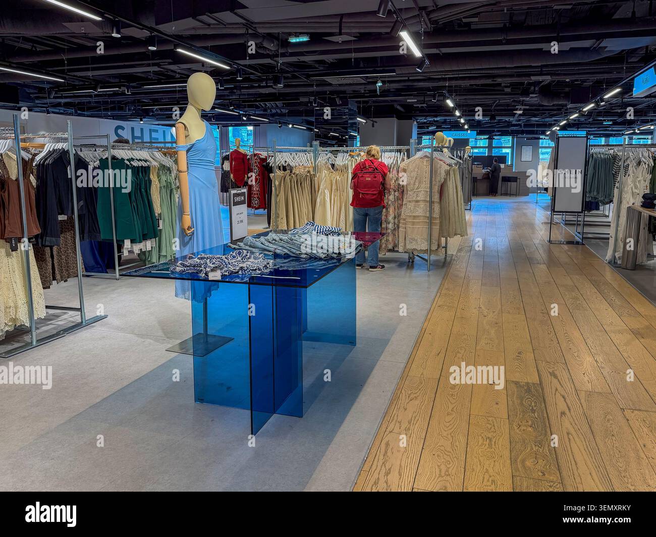 Paris, Frankreich, Weitwinkelansicht, Innenansicht des französischen Kaufhauses BHV, Shein, preisgünstiges chinesisches Bekleidungsgeschäft, Woman Display Stockfoto